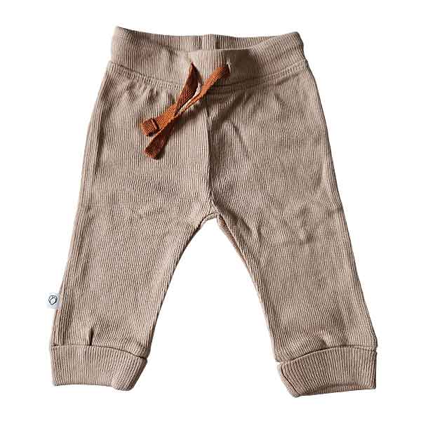 Studio Spruitje tweedehands babybroekje beige ribstof met bruin striklint en omslagboorden.