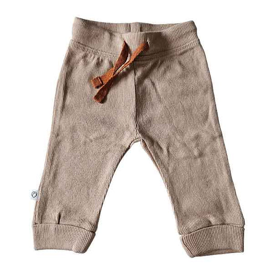 Studio Spruitje tweedehands babybroekje beige ribstof met bruin striklint en omslagboorden.