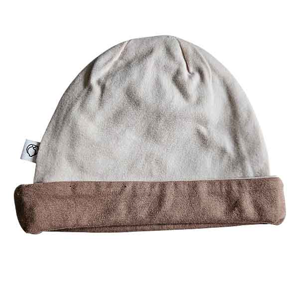 Studio Spruitje tweedehands babymutsje poederroze met beige omslagrand van zachte jersey stof.