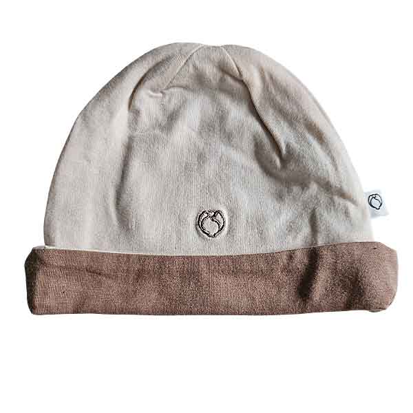 Studio Spruitje tweedehands babymutsje poederroze met beige omslagrand van zachte jersey stof.