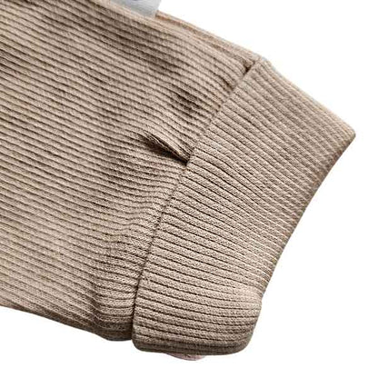 Studio Spruitje tweedehands baby overslagshirt in beige ribstof met lange mouwen.