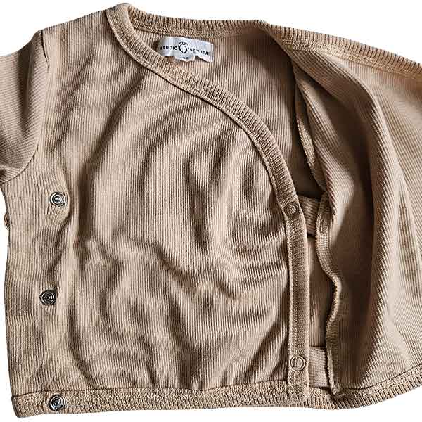Studio Spruitje tweedehands baby overslagshirt in beige ribstof met lange mouwen.