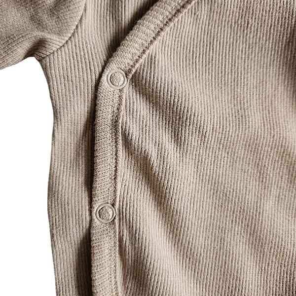 Studio Spruitje tweedehands baby overslagshirt in beige ribstof met lange mouwen.