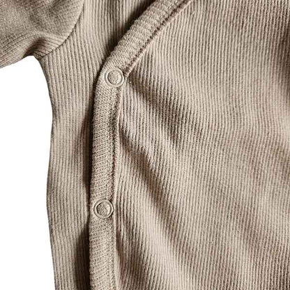 Studio Spruitje tweedehands baby overslagshirt in beige ribstof met lange mouwen.