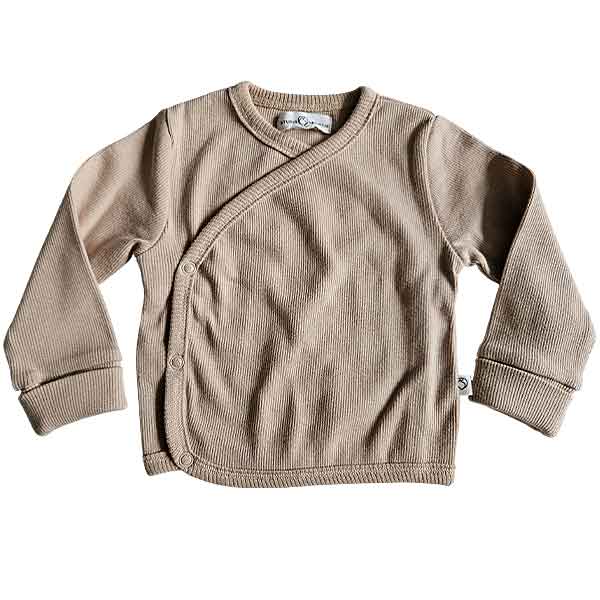 Studio Spruitje tweedehands baby overslagshirt in beige ribstof met lange mouwen.