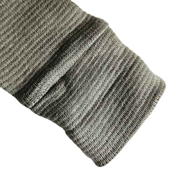 Studio Spruitje tweedehands babyshirt groen met houten knoopjes en lange mouwen.