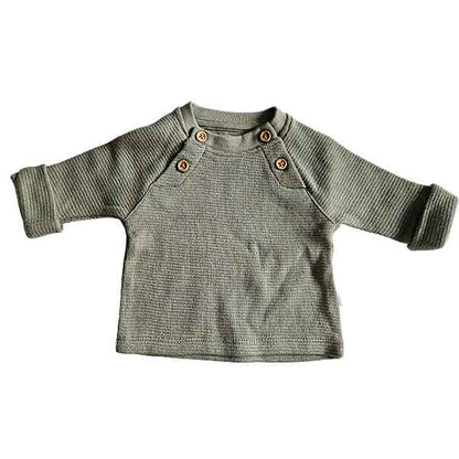 Studio Spruitje tweedehands babyshirt groen met houten knoopjes en lange mouwen.