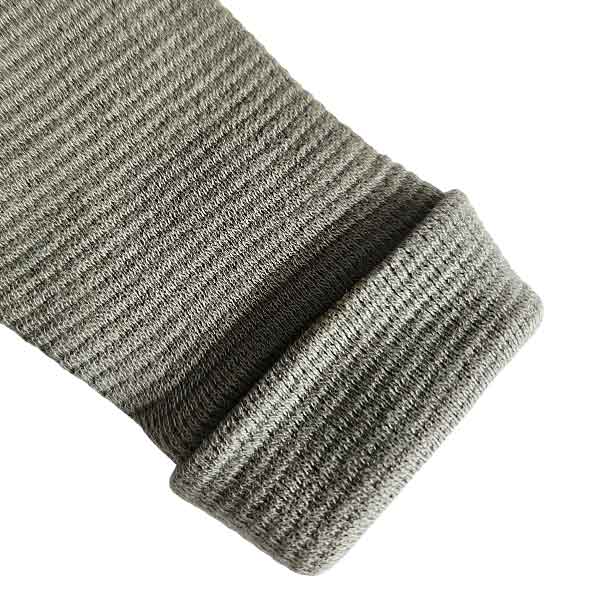 Studio Spruitje tweedehands babyshirt groen met houten knoopjes en lange mouwen.