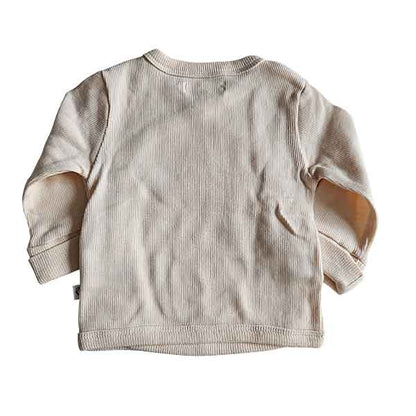 Studio Spruitje tweedehands baby overslagshirt in poederroze ribstof met lange mouwen.