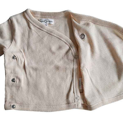 Studio Spruitje tweedehands baby overslagshirt in poederroze ribstof met lange mouwen.