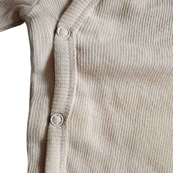 Studio Spruitje tweedehands baby overslagshirt in poederroze ribstof met lange mouwen.