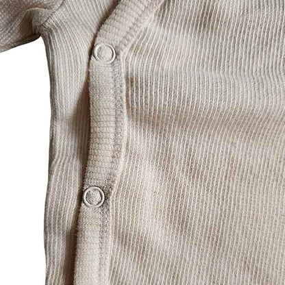 Studio Spruitje tweedehands baby overslagshirt in poederroze ribstof met lange mouwen.