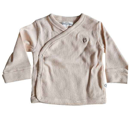 Studio Spruitje tweedehands baby overslagshirt in poederroze ribstof met lange mouwen.