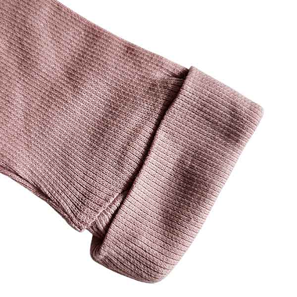 Studio Spruitje tweedehands roze baby overslagshirt van ribstof met lange mouwen.