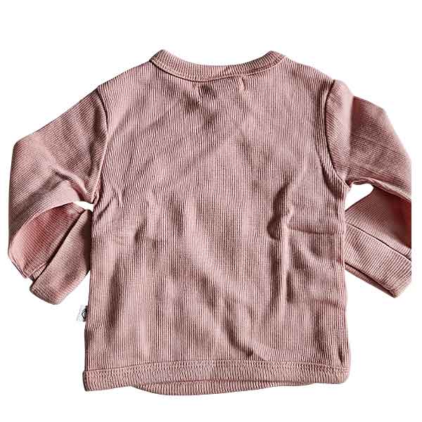 Studio Spruitje tweedehands roze baby overslagshirt van ribstof met lange mouwen.
