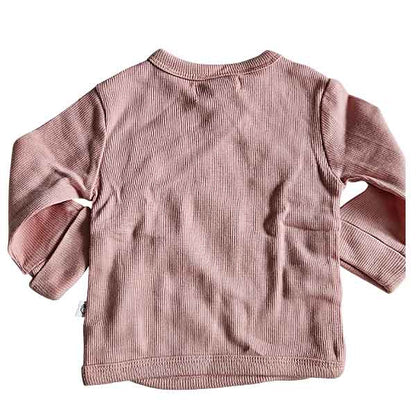 Studio Spruitje tweedehands roze baby overslagshirt van ribstof met lange mouwen.
