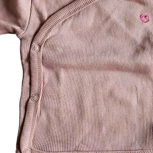 Studio Spruitje tweedehands roze baby overslagshirt van ribstof met lange mouwen.