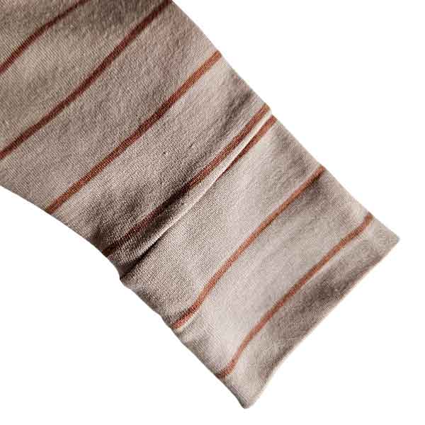 Studio Spruitje tweedehands babyshirt beige met cognac strepen en houten knoopjes.