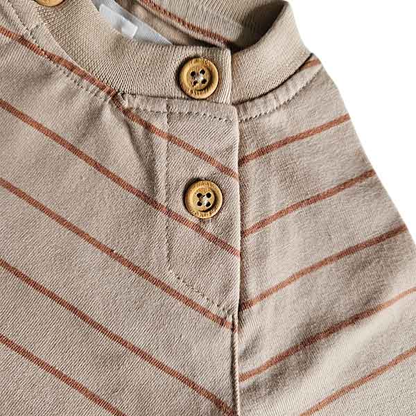 Studio Spruitje tweedehands babyshirt beige met cognac strepen en houten knoopjes.